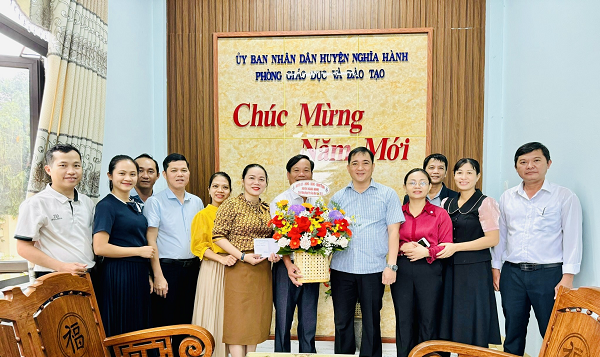 Lãnh đạo huyện Nghĩa Hành thăm, chúc mừng cán bộ, nhân viên Phòng Giáo dục và Đào tạo huyện Nghĩa Hành nhân ngày Nhà giáo Việt Nam 20-11