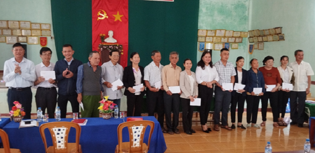 Trưởng Ban tuyên giáo Tỉnh ủy Đặng Ngọc Dũng dự sinh hoạt Chi bộ tại Tổ dân phố Phú Vinh Tây và trao quà cho đảng viên có hoàn cảnh khó khăn