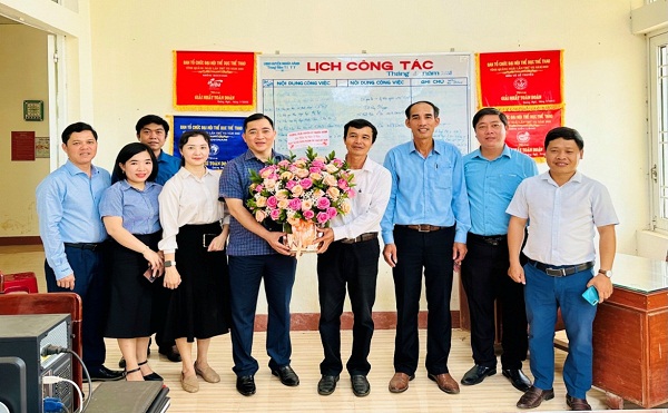 Lãnh đạo huyện thăm, chúc mừng Trung tâm Truyền Thông - Văn hóa - Thể thao nhân kỷ niệm Ngày Truyền thống ngành thể thao Việt Nam