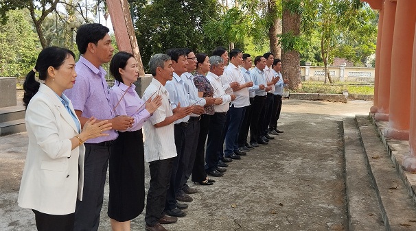 Lãnh đạo huyện Nghĩa Hành dâng hương tưởng niệm nạn nhân vụ thảm sát Khánh Giang - Trường Lệ