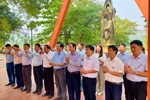 Viếng Đài tưởng niệm vụ thảm sát Khánh Giang - Trường Lệ