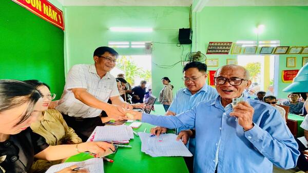 Người dân xã Nghĩa Hành vui mừng, phấn khởi nhận quà Tết độc lập của Đảng và Nhà Nước