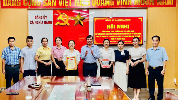 BAN THƯỜNG VỤ ĐẢNG ỦY XÃ NGHĨA HÀNH: TUYÊN DƯƠNG TẬP THỂ HOÀN THÀNH XUẤT SẮC CÔNG TÁC SỐ HÓA HỒ SƠ ĐẢNG VIÊN
