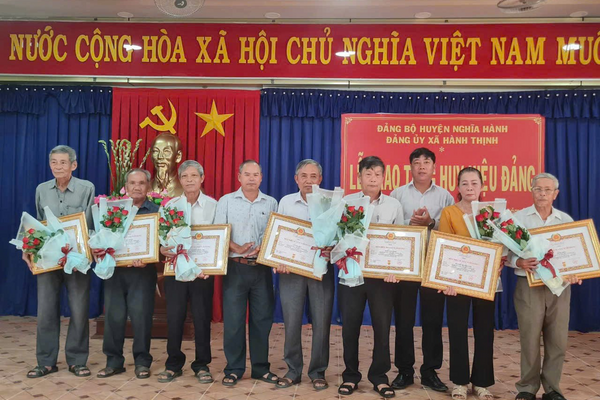 Đảng ủy xã Hành Thịnh tổ chức Lễ trao tặng Huy hiệu Đảng của Tỉnh ủy cho 17 đảng viên