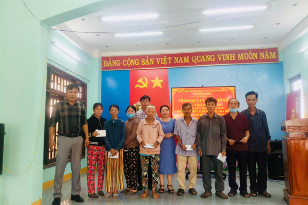 Ủy ban MTTQ Việt Nam xã Hành Đức trao tặng 56 suất quà cho hộ nghèo, khó khăn và học sinh vượt khó