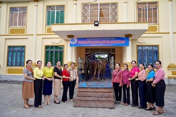 Hội LHPN huyện trao sinh kế cho hội viên nghèo