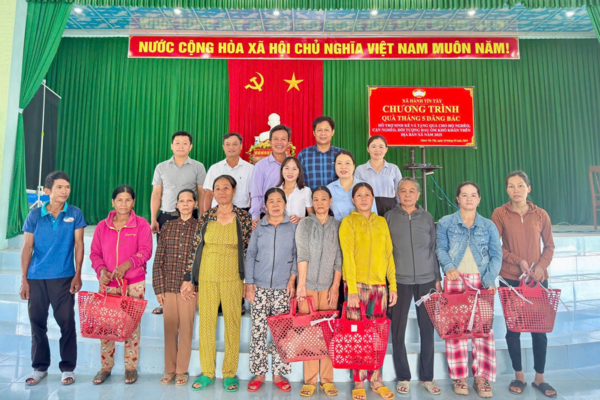 Xã Hành Tín Tây tổ chức chương trình “Quà tháng 5 dâng Bác”
