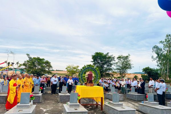 Hội những người con kháng chiến xã Hành Thịnh tổ chức Đại Lễ Cầu siêu tưởng niệm các Anh hùng Liệt sỹ tại Nghĩa trang Liệt sỹ xã Hành Thịnh