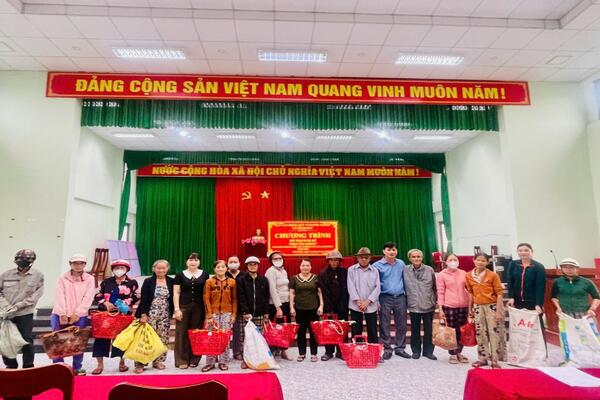 Xã Hành Đức trao sinh kế cho 25 hộ nghèo, cận nghèo
