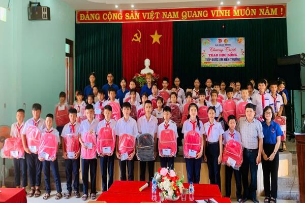 Đoàn xã Hành Minh trao học bổng Tiếp bước em đến trường năm 2025