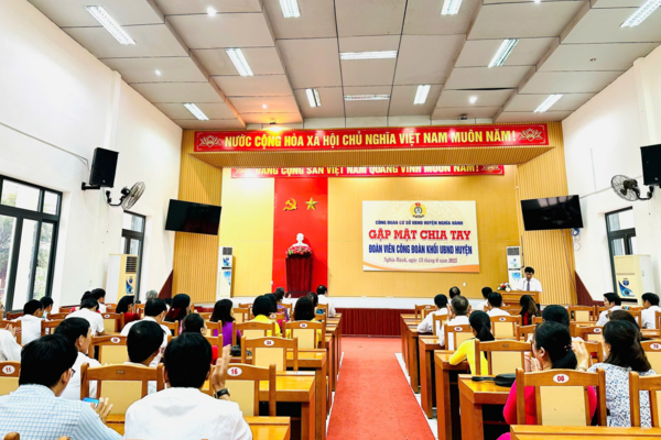 Công đoàn cơ sở UBND huyện Nghĩa Hành tổ chức gặp mặt chia tay đoàn viên công đoàn khối UBND huyện