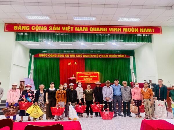Xã Hành Đức trao sinh kế cho 25 hộ nghèo, cận nghèo