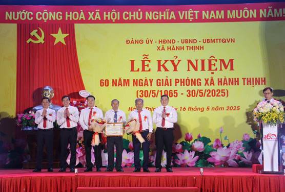 Description: Thường trực Huyện ủy Nghĩa Hành trao khen thưởng cho Đảng bộ, chính quyền và nhân dân xã Hành Thịnh. 